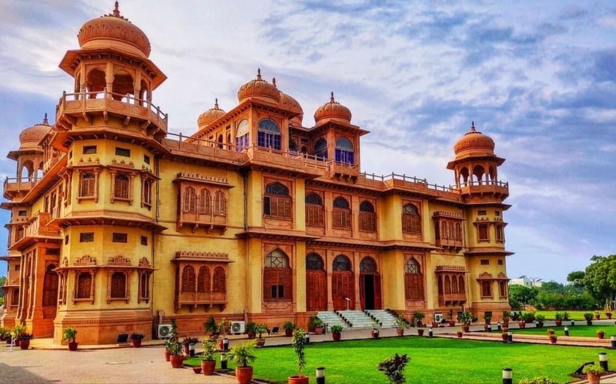 Historic palace-style architecture showcased by an Online Art Gallery Karachi collection featuring traditional Mughal-inspired design and cultural heritage.